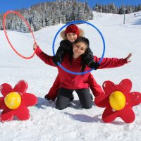 Anna e Sabrina Messina animatrice giocano sulla neve (1)